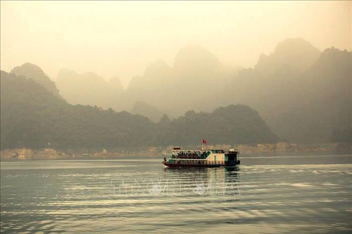 Những chuyến tàu chở khách du lịch đi trên lòng hồ để thưỡng lãm vẻ đẹp của hồ Hòa Bình.
