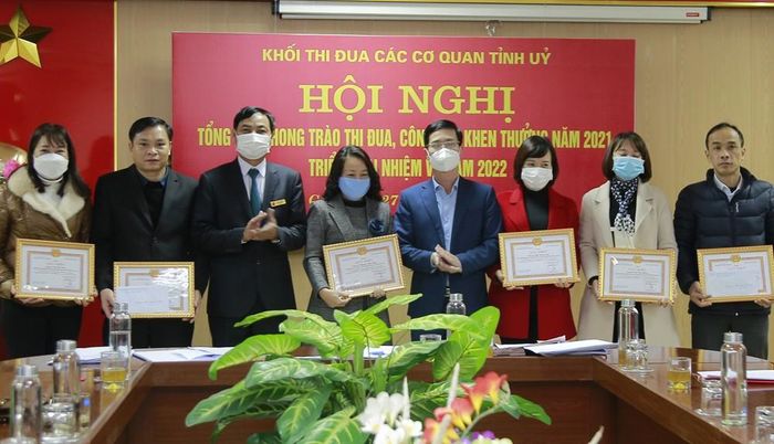 Khen thưởng các cá nhân có thành tích trong phong trào thi đua.