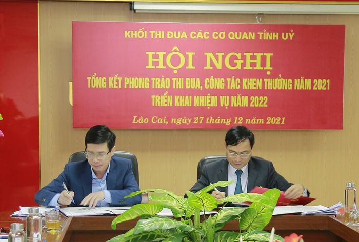 Các cơ quan trong khối ký giao ước thi đua.