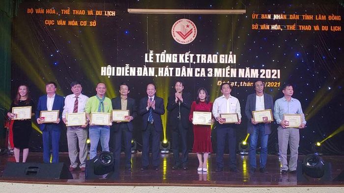 Trao huy chương bạc cho các chương trình tham dự