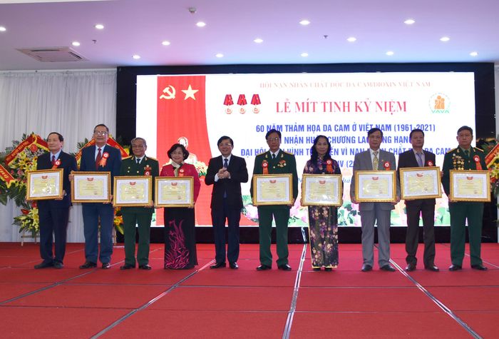 Phó Chủ tịch Nguyễn Hữu Dũng trao tặng Bằng khen cho các tập thể, cá nhân có thành tích xuất sắc trong 10 năm thực hiện phong trào “Hành động vì nạn nhân chất độc da cam”.