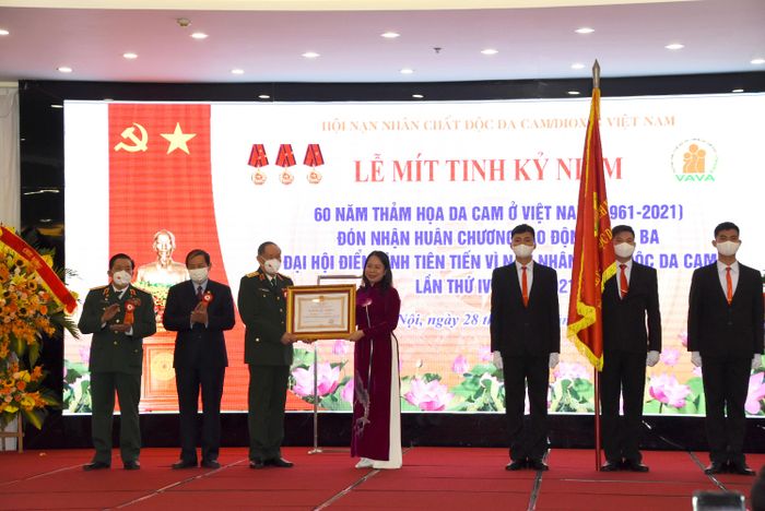 Phó Chủ tịch nước Võ Thị Ánh Xuân trao Huân chương Lao động hạng Ba cho Trung ương Hội Nạn nhân chất độc da cam/dioxin Việt Nam.