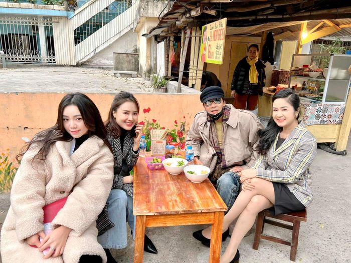 Trên trang cá nhân, Hồng Diễm chia sẻ khoảnh khắc đoàn tụ của dàn diễn viên "Hương vị tình thân" có NSND Thu Hà, NSƯT Võ Hoài Nam, Hồng Diễm và Quỳnh Kool. Tiết lộ thêm về buổi gặp gỡ, Hồng Diễm chia sẻ: "Gia đình mới… Mẹ Cúc của chúng con đào hoa quá." 