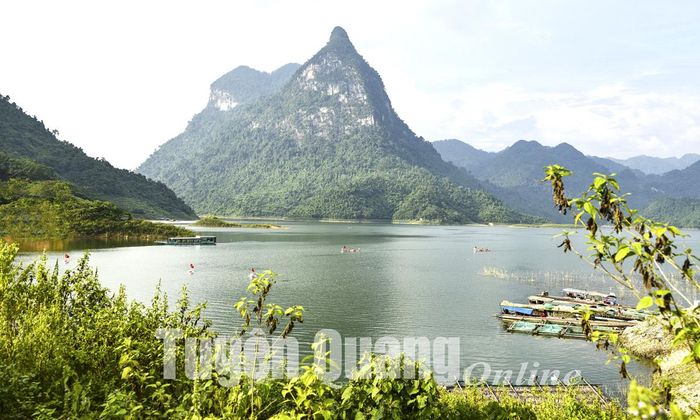 Du lịch vùng lòng hồ sinh thái Na Hang - Lâm Bình thời điểm này cũng nhộn nhịp đón khách.