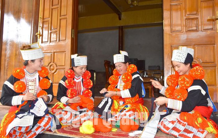 Phụ nữ khu tái định cư làng Hun, thôn Đóng, xã Hùng Mỹ giữ gìn nghề thêu truyền thống.