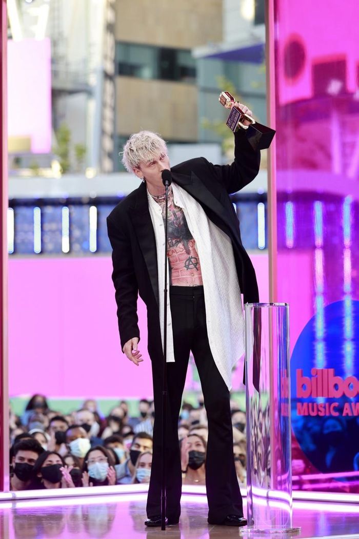 Tại Lễ trao giải Billboard Music năm 2021, chiếc lưỡi được nhuộm để phù hợp với bộ suit Balmain cũng tạo nên tuyên bố thời trang tự do của anh. Ảnh: G. 