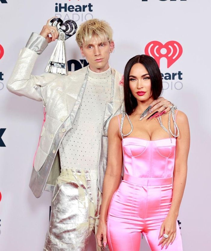  Kelly diện đồ phù hợp với sự rung cảm Barbie đến từ Fox tại Lễ trao giải iHeartRadio 2021. Ảnh: Emma McIntyre. 