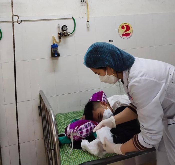 Các bác sỹ đã băng bó vết thương cho nạn nhân.