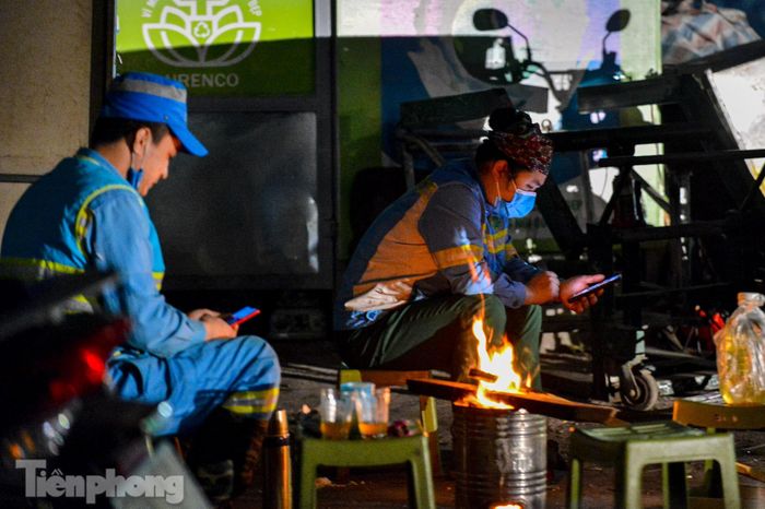 Trên nhiều tuyến phố ở Hà Nội như Hoàng Cầu, Giải Phóng, Yên Phụ, Hào Nam... người ta bắt gặp những đống lửa lớn ngay trên vỉa hè để sưởi ấm.
