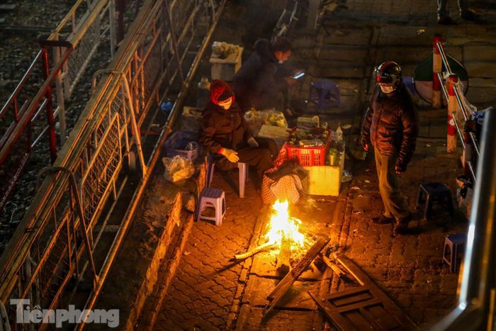 Quán nước ven đường Giải Phóng trở nên ấm áp hơn với đống lửa bập bùng.