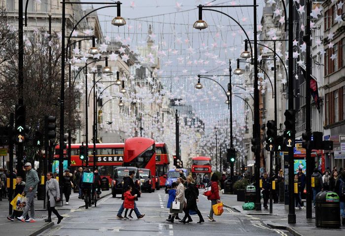 Cảnh mua sắm tấp nập ở London (Anh) ngày 28/12. 
