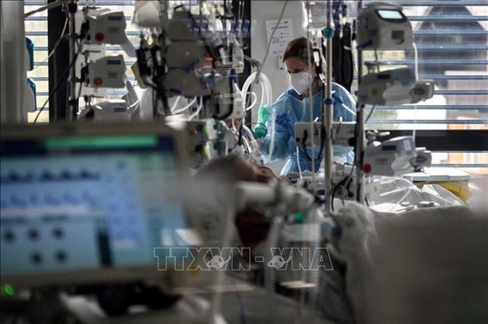 Nhân viên y tế điều trị cho bệnh nhân COVID-19 tại bệnh viện ở La-Chaux-de-Fonds, Thụy Sĩ. Ảnh: AFP/TTXVN