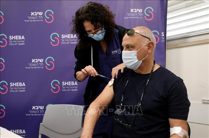 Nhân viên y tế tiêm vaccine phòng COVID-19 mũi 4 cho người dân tại Ramat Gan, Israel, ngày 28/12/2021. Ảnh: THX/TTXVN