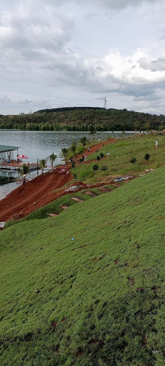  Chia sẻ về nông trại này, Cường Đô La cho biết đây chỉ là "một chiếc vườn nho nhỏ dành cho gia đình và bạn bè" có thể đến cắm trại và chèo sup (bộ môn ván lướt sóng có mái chèo).