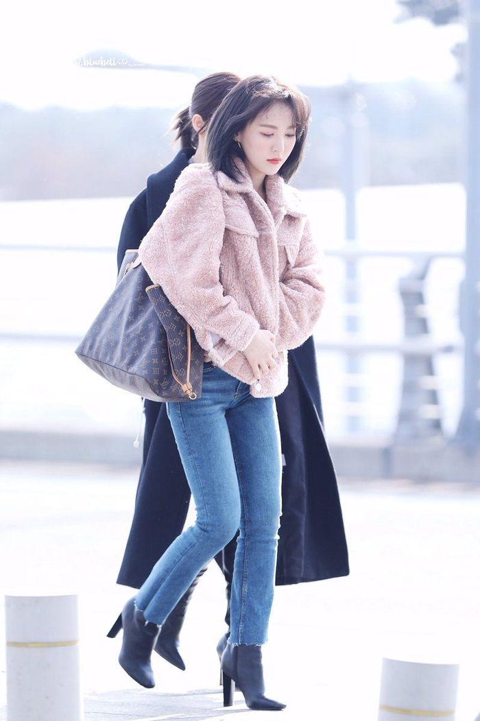 Những chiếc áo khoác lông Teddy Bear vẫn hot cho đến tận bây giờ. Và thay vì chọn áo màu trung tính, Wendy (Red Velvet) đã diện áo màu hồng pastel để style khác lạ hơn. Với mẫu áo khoác khá nổi bật này, Wendy kết hợp với quần jeans đơn giản, boots thấp cổ là có được outfit siêu trẻ và sành điệu.
