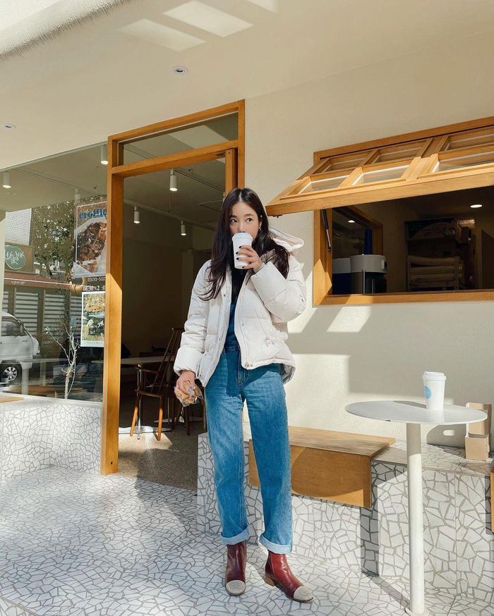 Kết hợp áo phao dáng ngắn với quần jeans ống đứng, chị em sẽ có ngay bộ đồ trẻ trung như của nữ diễn viên Ki Eun Se. Đôi boots màu đỏ rất sành điệu, và tạo điểm nhấn ấn tượng cho tổng thể.