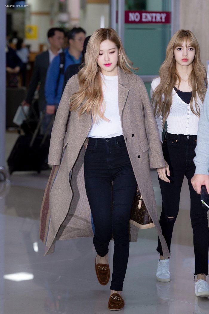 Thay vì diện quần ống rộng, chị em kết hợp combo áo trắng áo khoác dáng dài với quần skinny jeans thì tổng thể càng thêm gọn gàng, tôn dáng.