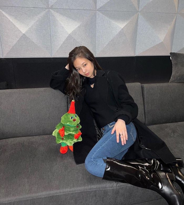 Outfit của Jennie ghi điểm ở nét quyến rũ và thời thượng. Bộ đồ của cô cũng toàn những items đơn giản, dễ mặc như là áo len áo dạ dáng dài xuyệt tông đen, quần skinny jeans và boots cao cổ.