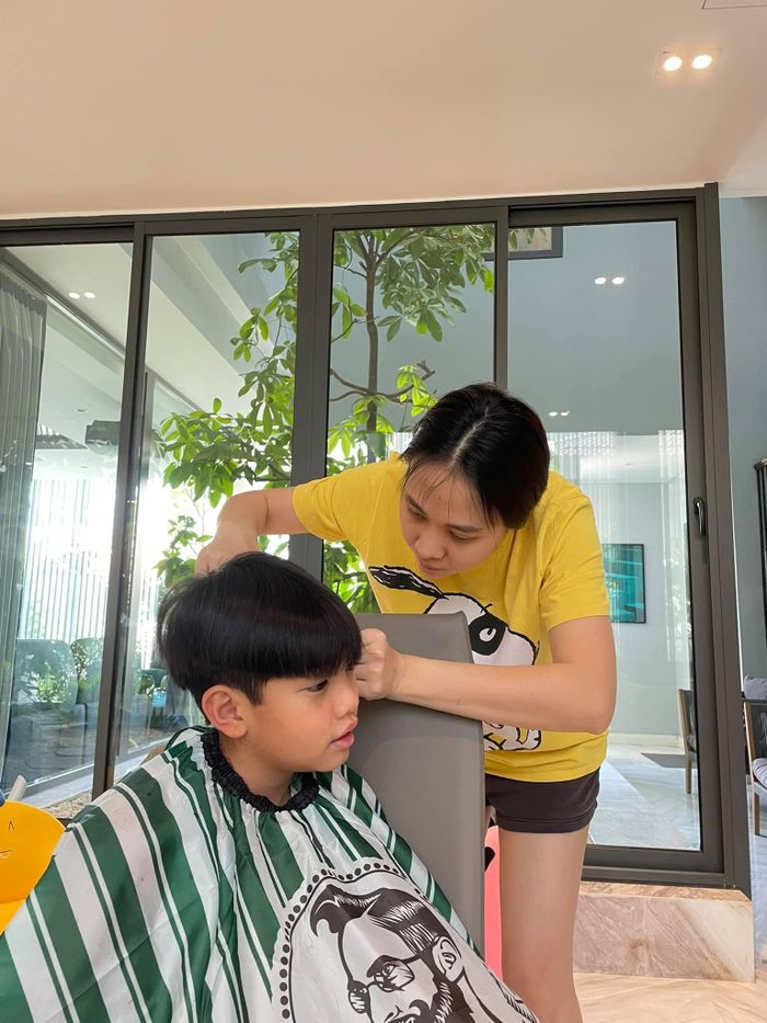 Đàm Thu Trang cũng chăm sóc Subeo từ những điều nhỏ nhất