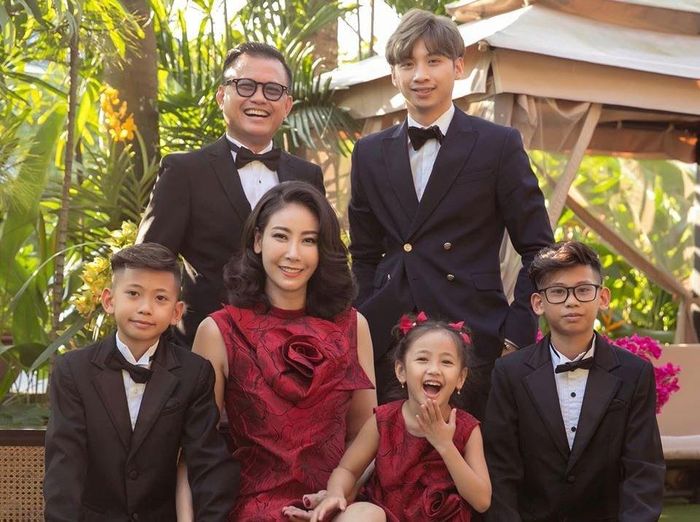 Nhan sắc cực phẩm của gia đình nhà Hoa hậu Hà Kiều Anh. Cậu con trai lớn là con riêng của chồng nhưng nàng Hậu vẫn coi như con ruột của mình.