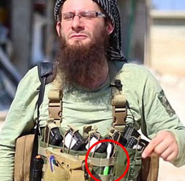 Một chiến binh al-Qaeda người Anh với áo bom tự sát do Bashir chế tạo.