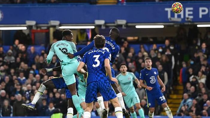 Bàn gỡ hòa của Welbeck, cũng từ đánh đầu