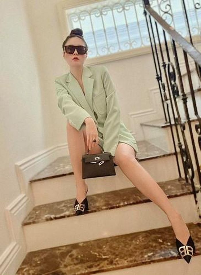 Cách đây chưa lâu, Đoàn Di Băng nhận được một dòng bình luận mỉa mai chuyện cô sinh liền 3 bé gái: "Đẻ toàn con gái chồng không bỏ mới lạ".