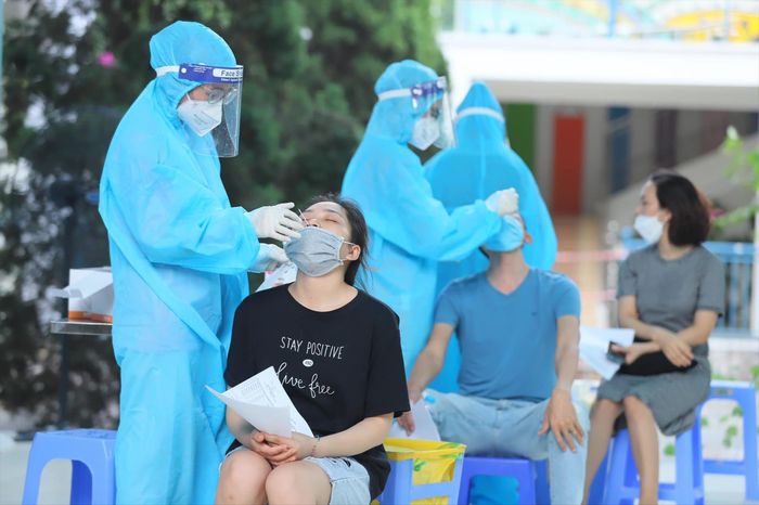 Thanh niên tình nguyện hỗ trợ lấy mẫu xét nghiệm COVID-19