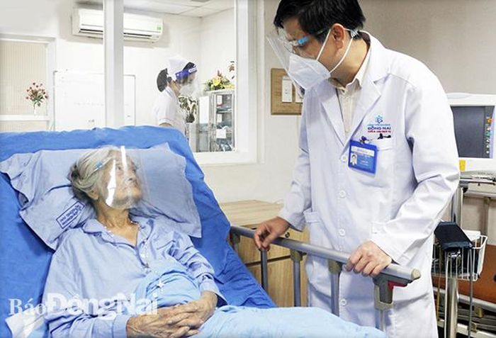 Bác sĩ Quý tái khám cho cụ N. sau ca phẫu thuật