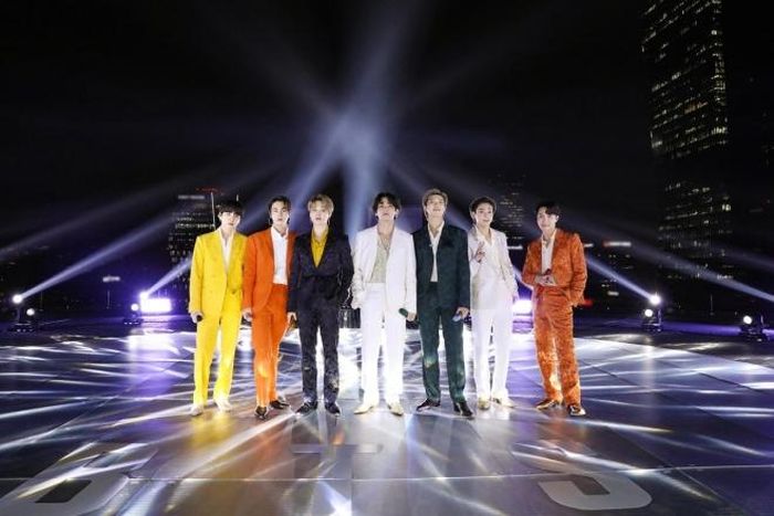 BTS trình diễn tại lễ trao giải Grammy 2021