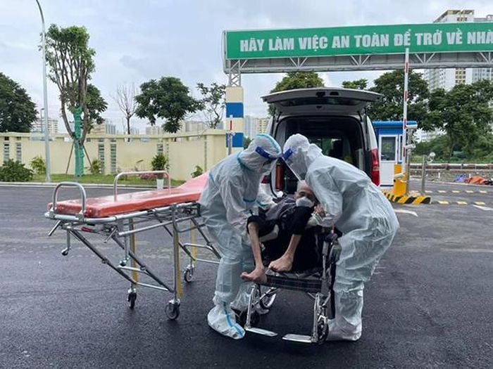 Cấp cứu bệnh nhân nặng ở BV điều trị người bệnh Covid-19