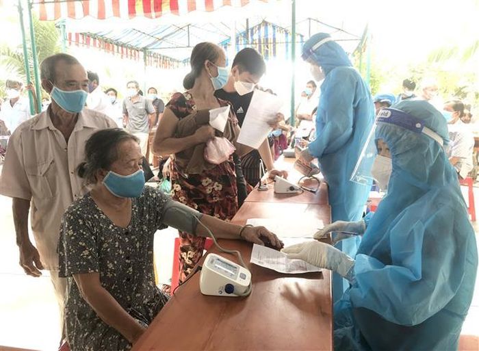 Khám sàng lọc cho người dân trước khi tiêm vaccine. Ảnh: Lê Thúy Hằng - TTXVN