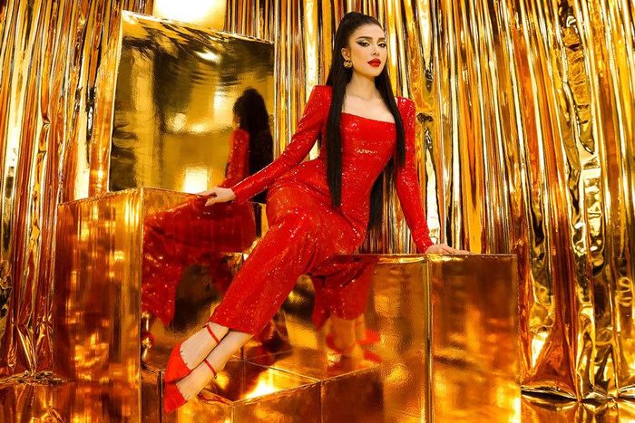 Chung Thanh Phong tiết lộ anh đã vận dụng nghệ thuật vẽ body painting trực tiếp lên cơ thể Lily Chen bằng cách sử dụng vàng dát thành phần áo nhằm mang đến hiệu ứng thị giác thú vị. 