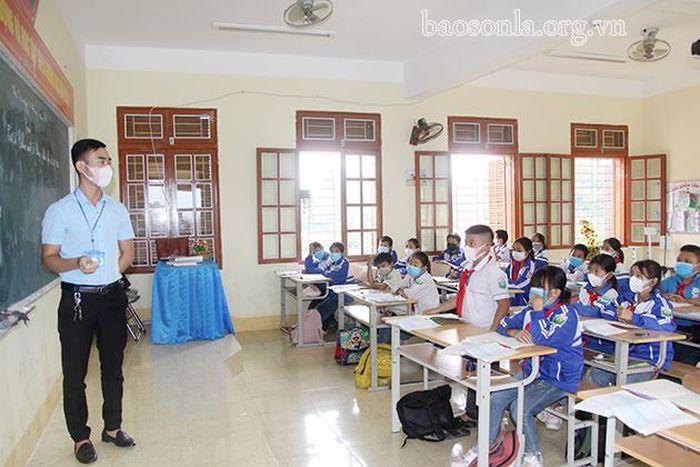 Một giờ học của thầy và trò Trường Tiểu học &amp; THCS Chiềng Ngần B, thành phố Sơn La.