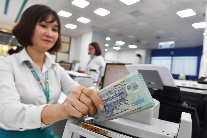 Lãi suất gửi tiết kiệm ngân hàng năm 2021 chỉ dao động quanh mức 6% với kỳ hạn 12 tháng trở lên. Ảnh: Nam Khánh.