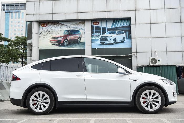  Trước đây, Tesla Model X cũng từng được nhập khẩu về Việt Nam theo diện tư nhân với phiên bản P100D giá hơn 8 tỷ đồng. Tại Mỹ, phiên bản Performance của mẫu crossover chạy điện do Tesla sản xuất có giá khởi điểm 101.000 USD, chưa bao gồm chi phí cho tùy chọn nâng cao. 