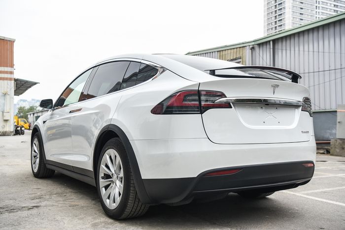  Model X Performance có số đo dài x rộng x cao tổng thể lần lượt 5.036 x 2.271 x 1.684 mm, chiều dài cơ sở ở mức 2.967 mm. 