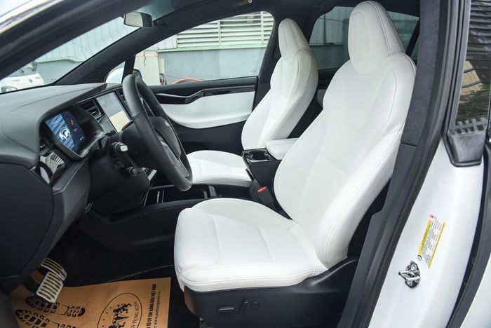  Các ghế ngồi trên Tesla Model X Performance được bọc da, trong đó hàng ghế đầu có thể chỉnh điện. 