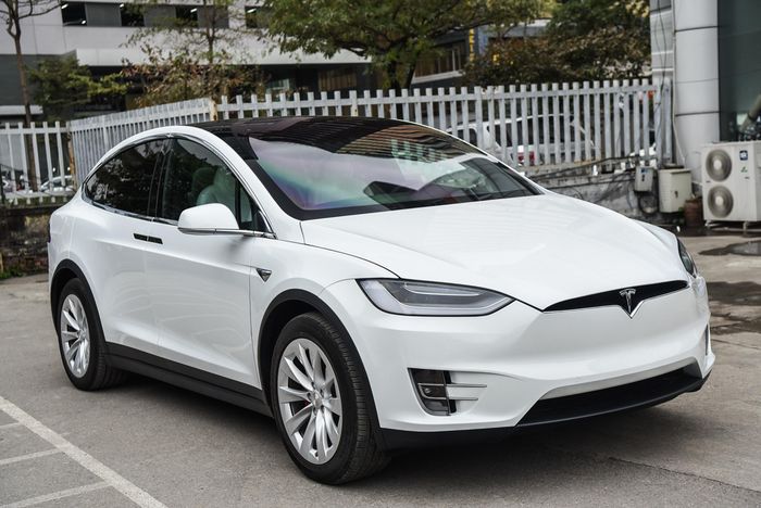  Performance là phiên bản cao cấp thứ 2 trong dải sản phẩm Model X của Tesla. Xe được trang bị hệ thống 2 động cơ điện cho tổng công suất 611 mã lực (449 kW) cùng mô-men xoắn cực đại 966 Nm. 