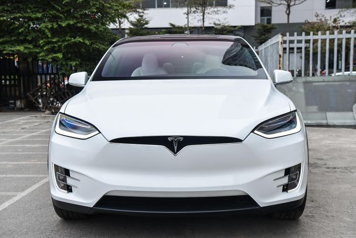  Với hệ dẫn động 4 bánh toàn thời gian, chiếc Tesla Model X Performance có thể tăng tốc 0-100 km/h trong 2,9 giây và đạt vận tốc tối đa 250 km/h. Hãng xe điện Mỹ cho biết với cụm pin 100 kWh được sạc đầy, xe có thể di chuyển hơn 480 km ở điều kiện hỗn hợp. 
