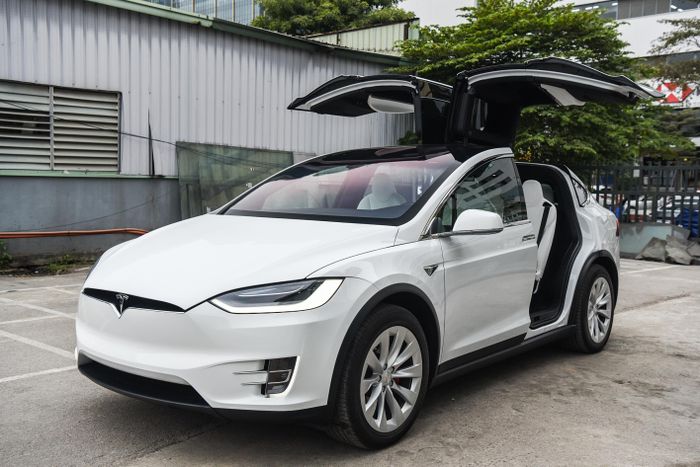  So với đời xe mới nhất của Model X, phiên bản Performance trong bài mang kiểu dáng gần như tương đồng với thiết kế 2 cửa phía sau mở dạng cánh chim. Những chi tiết như đèn chiếu sáng, đèn hậu LED, mặt ca-lăng vẫn mang tạo hình quen thuộc của xe điện Tesla. 