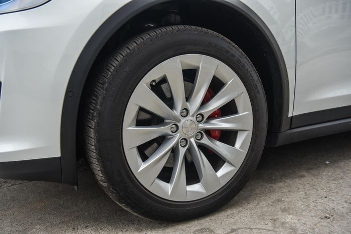 Những chi tiết ngoại thất nổi bật trên Tesla Model X Performance gồm có hệ thống đèn Full-LED, mâm xe 20 inch, cánh gió phía sau điều khiển điện, tay nắm cửa dạng ẩn...