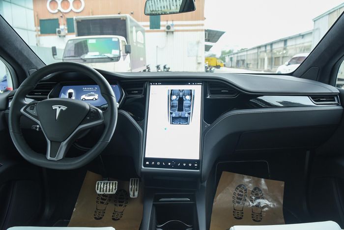  Thuộc đời xe trước đây, chiếc Model X Performance có màn hình cảm ứng 17 inch nằm dọc, khác với lối thiết kế mới là màn hình nằm ngang ở các phiên bản hiện hành. 