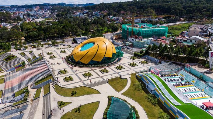  Ngoài tòa nhà hình dạng hoa atiso độc đáo, quảng trường Lâm Viên còn có một công trình điểm nhấn khác là tòa nhà phục vụ biểu diễn nghệ thuật quy mô 1.000 m2 có hình dạng hoa dã quỳ. 
