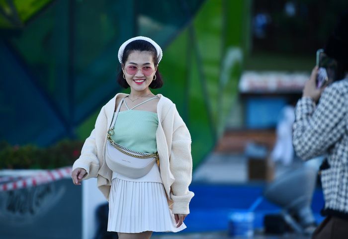  Sau khi chụp vài kiểu ảnh, cô gái trẻ nhờ nhóm bạn quay đoạn video có hậu cảnh là tòa nhà có hình dáng hoa atiso lưu niệm. 