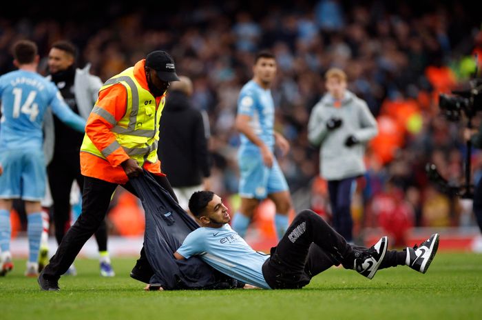 CĐV quá khích trèo xuống sân và bị nhân viên an ninh bắt lại. Tháng 5/2018, Gabriel Jesus cũng khi bàn ở phút 90+4 để giúp Man City chạm mốc 100 điểm tại Ngoại hạng Anh.