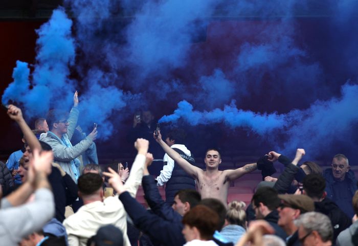 Trong khi đó, số ít CĐV Man City đốt pháo khói để ăn mừng thắng lợi của thầy trò HLV Pep Guardiola. 3 điểm này giúp nhà ĐKVĐ Premier League có bước tiến quan trọng trong công cuộc bảo vệ ngôi vương.