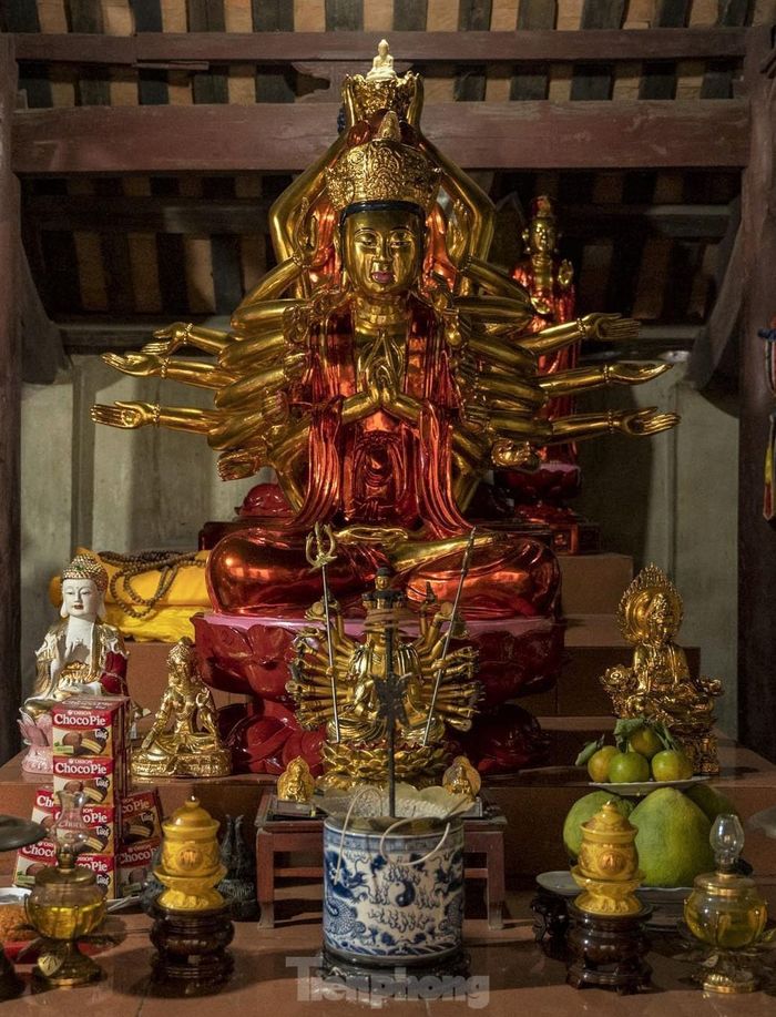 Trong quan niệm của Phật giáo, Phật Mẫu Chuẩn Đề được xem là một trong lục quan âm, là “mẹ của các Phật”.