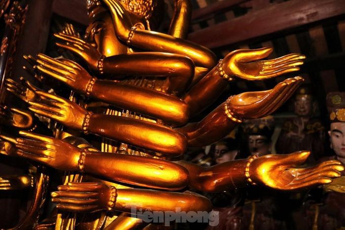 Hai bên thân tượng có 18 cánh tay, mỗi bên có 9 tay, gồm 6 tay trước, 3 tay sau, ngoài ra còn có 2 tay đặt trên đầu; 2 tay chắp trước ngực và 2 tay đặt lên đùi. 