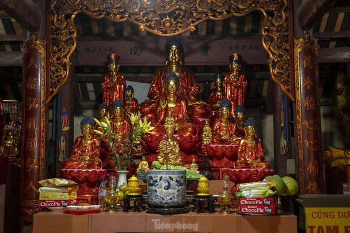 Chính gian có tượng Phật Thích Ca cao khoảng 1,3m, được tạo tác với khuôn mặt đầy đặn, phúc hậu, ngồi thiền định trên tòa sen.